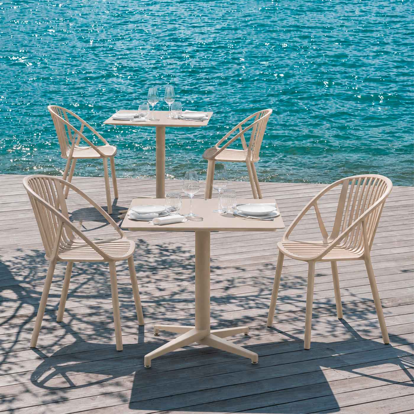 Mesa de exterior Moon en polipropileno